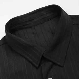 Gros plan du col de chemise noire à rayures verticales avec tissu texturé pour homme