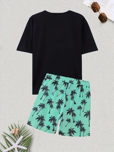 Ensemble d'été pour homme avec t-shirt noir et short imprimé palmier tropical