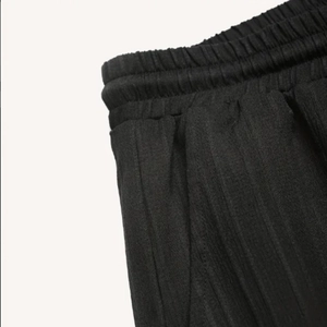 Détail du pantalon plissé vertical pour homme avec une taille élastique flexible