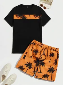 Détail d'un ensemble d'été pour hommes avec imprimé palmier tropical et short à cordon