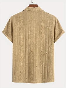 Gros plan du polo camel à manches courtes avec texture ajourée en losanges et col