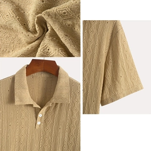 Détail d'un polo en maille pour homme avec texture géométrique et boutons blancs fins