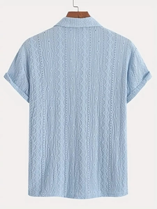 Détail du polo bleu clair avec motifs en losanges tricotés et ajourés respirants