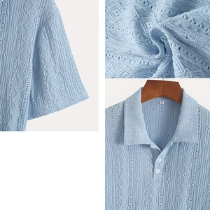 Détails du polo en tricot bleu clair avec texture ajourée en losanges et col classique