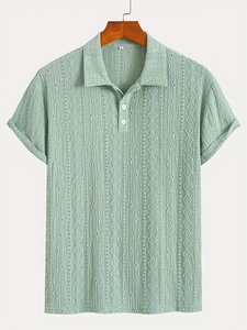 Détail du polo vert menthe clair montrant la texture tricotée et le motif à losanges
