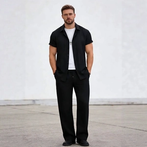 Ensemble d'été pour hommes avec chemise à manches courtes rayée et pantalon noir