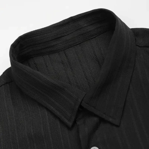 Chemise à manches courtes rayée noire pour homme avec revers et texture raffinée