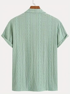 Gros plan du polo en maille vert menthe montrant les textures géométriques en relief
