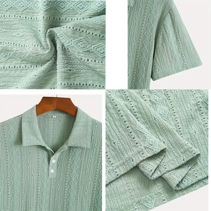 Détails d'un polo pour hommes avec texture gaufrée en losange et maille tricotée respirante