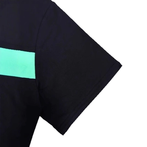 Ensemble d'été pour hommes avec t-shirt noir à rayure verte et short assorti avec motif