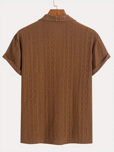 Détail du polo en maille marron avec broderie géométrique et texture ajourée respirante