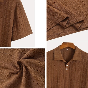 Détails macro du polo marron pour homme montrant la texture tricotée respirante
