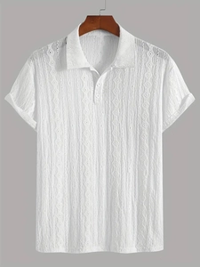 Détail d'un polo en tricot blanc avec rayures verticales et motifs de losanges