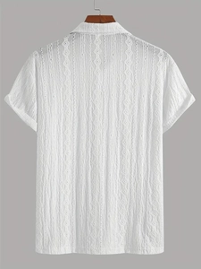 Détail d'un polo en tricot blanc pour hommes montrant la texture jacquard ajourée
