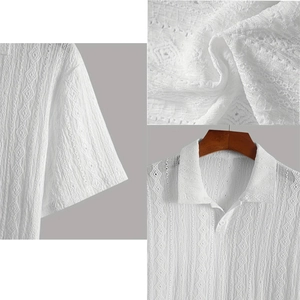 Détail macro de la texture géométrique respirante sur polo blanc pour hommes