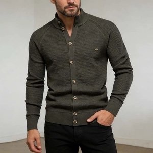 Herren-Strickjacke in Dunkelolivgrün, schmale Passform mit Waffelmuster und Stehkragen