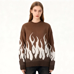 Detail weißer Flammen-Jacquard auf braunem Retro-Strickpullover mit Rippbündchen