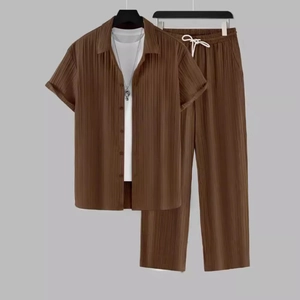 Ensemble chemise à manches courtes et pantalon plissés marron pour homme avec t-shirt blanc