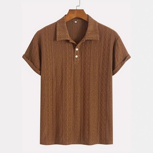 Polo marron pour homme en maille respirante avec texture géométrique et col à revers