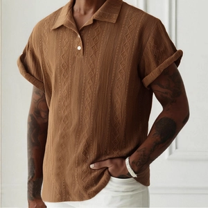Polo en tricot marron pour hommes avec motif crochet géométrique et manches courtes