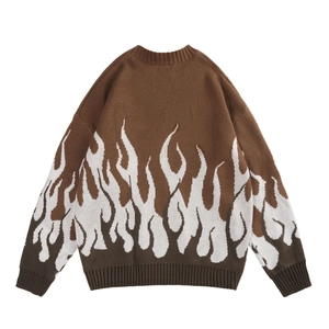 Detailaufnahme des weiß-braunen Flammenmusters auf dunkelbraunem Strickpullover