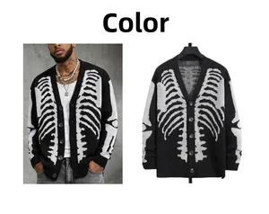 Dettaglio macro del motivo jacquard a scheletro sul cardigan in maglia nera con scollo a V