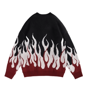Detailansicht des Flammenmusters und der Stricktextur dieses schwarz-roten Pullovers