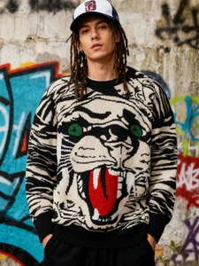 Détail du motif jacquard tête de tigre sur un pull en maille style hip-hop pour homme