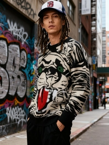 Détail du pull en maille hip-hop avec broderie tigre et patchwork aux couleurs vives