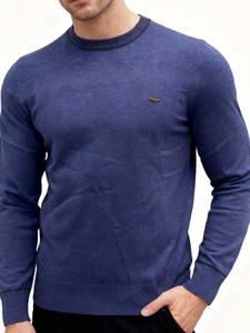 Slim fit men's crewneck knit sweater in blue-grey with metal logo and sleeve stripes