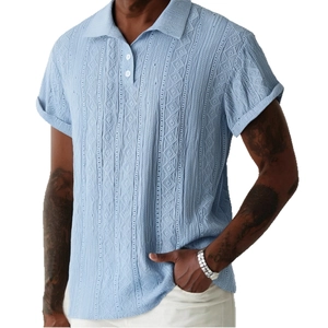 Polo en tricot bleu clair pour homme avec motifs géométriques ajourés respirants