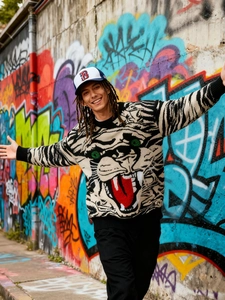 Gros plan du pull jacquard hip hop avec motif tête de tigre et style street graffiti