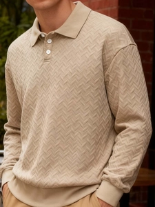 Polo homme beige à manches longues avec tricot texturé en chevron et poignets côtelés