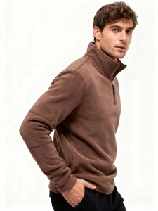 Détail du sweat en polaire marron pour homme montrant couture de manche et col montant