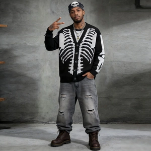 Dettaglio del cardigan in maglia nera con motivo a teschio e scollo a V stile street