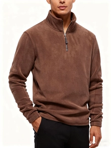 Détail du sweat-shirt en polaire marron pour homme avec col montant et demi-zip