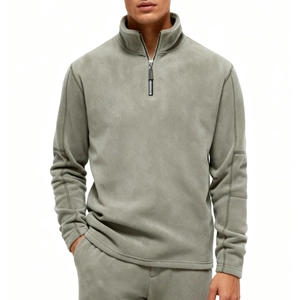 Détail d'un sweat en polaire gris-vert avec demi-zip, col montant et texture douce et épaisse