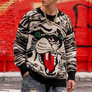Détail d'un pull en maille hip-hop pour homme avec un motif tête de tigre aux yeux verts vifs