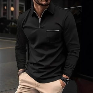 Détail d'un polo noir pour hommes avec une fermeture éclair moderne et une poche sur la poitrine