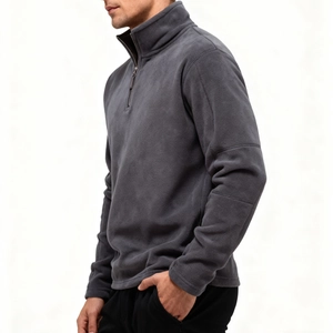 Détail d'un sweat en polaire gris foncé avec col montant zippé et texture douce