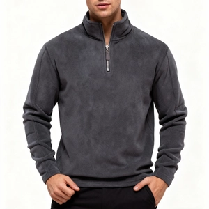 Détail du pull en polaire gris foncé avec col montant et fermeture demi-zip