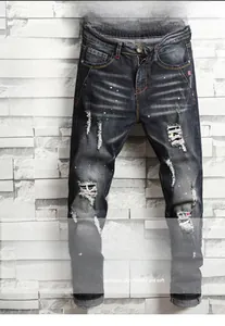Detailansicht der schmalen blauen Jeans mit Destroyed-Effekten und Farbspritzern