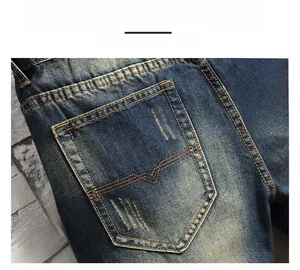 Vue détaillée du tissu en denim bleu délavé vintage avec des surpiqûres orange