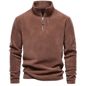 Détail macro du pull en polaire marron avec col montant et fermeture éclair en métal