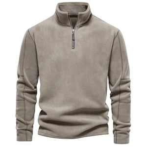 Détail du sweat-shirt en polaire kaki avec col montant à glissière et tirette en cuir