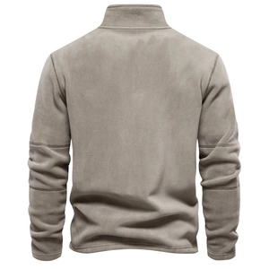 Détails du dos d'un sweat en polaire gris foncé avec col montant et coutures renforcées