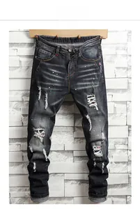 Detailansicht der Slim-Fit Denim Jeans in Dunkelgrau mit Farbspritzern und roten Nähten