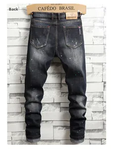 Detailansicht der Rückseite von dunkelgrauen Jeans mit grün-weißen Farbspritzer-Effekten