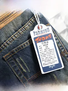 Vue détaillée du jean délavé vintage avec écusson en cuir et coutures contrastées