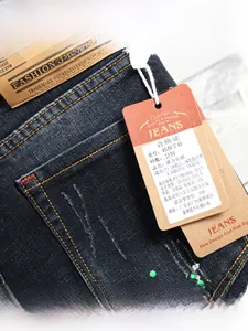 Nahaufnahme von Slim Fit Stretch-Jeans mit braunem Lederpatch und Etikettendetails